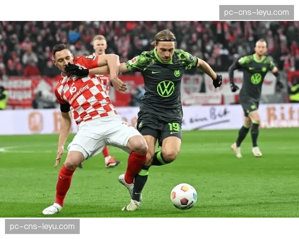 特写瞬间：美因茨球员进球后冲向场边与因病无法登场的主帅拥抱