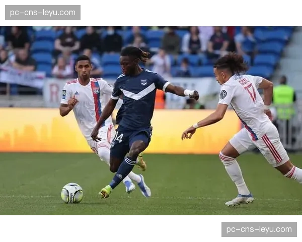 纪录片《防线背后》上映，揭示法甲教练组制定防守战术的日常